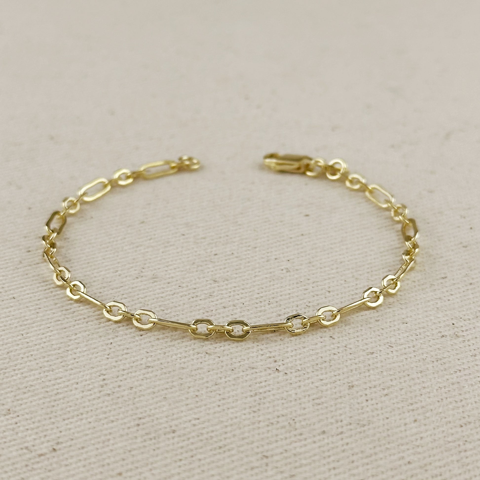 18K gold filled paperclip bracelet featuring a 3x1 alternated link pattern, perfect for contemporary jewelry looks.